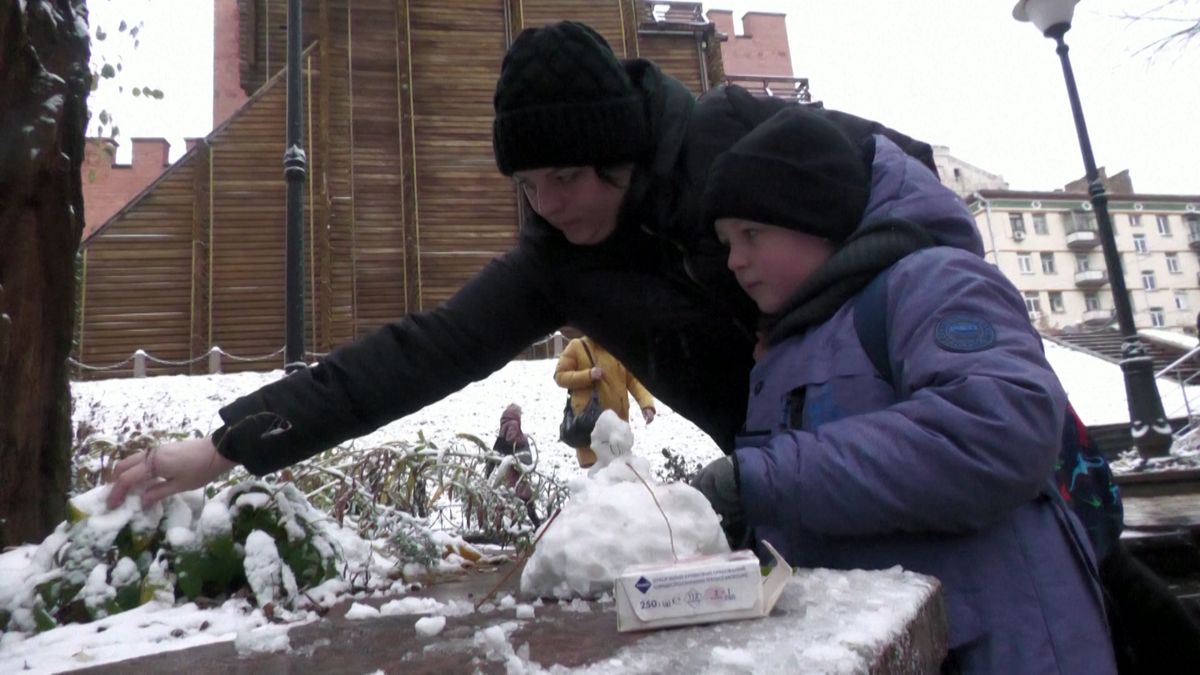 Bez elektřiny je po ruském řádění víc než deset milionů Ukrajinců. V Kyjevě sněžilo